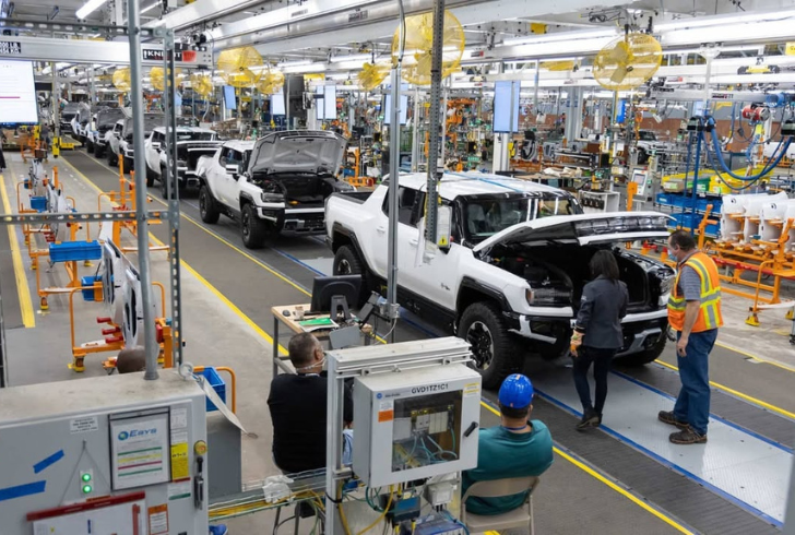 GM factory workers assembling cars efficiently