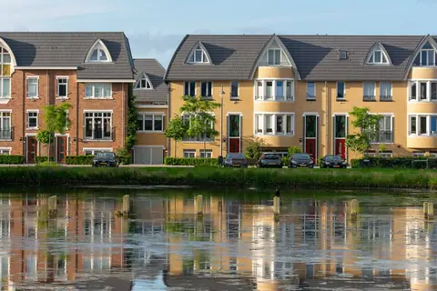 Why One in Five U.S. Home Sellers Are Lowering Asking Prices Amidst Housing Market Downturn